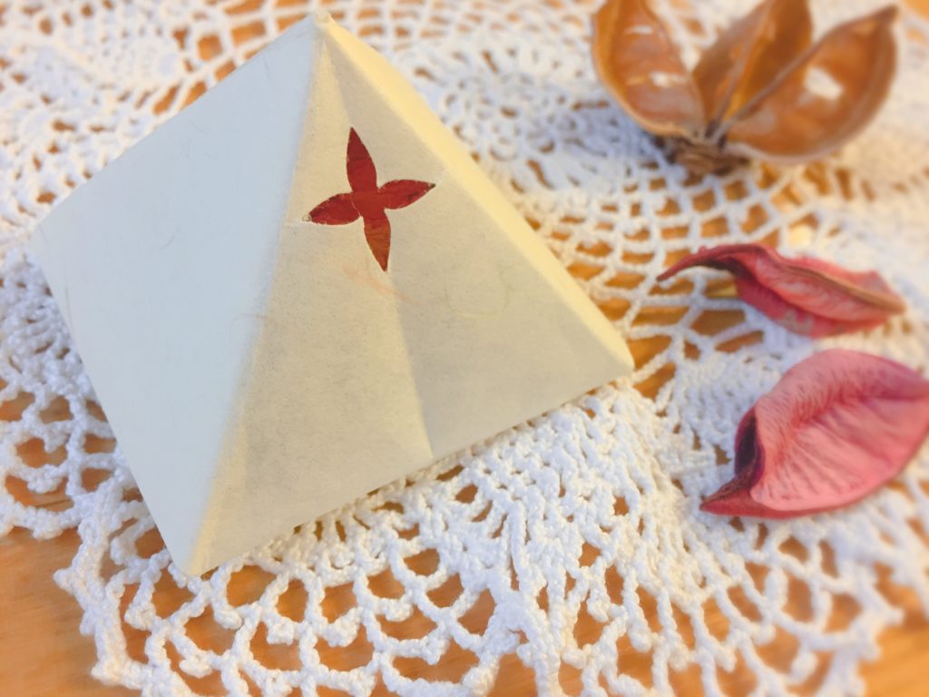 折り紙小物のある素敵な暮らし かわいい小物入れ ピラミッドボックス